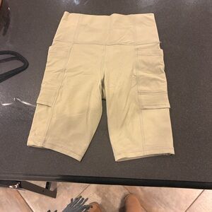 Athleta Olive branch salutation stash 9 inch Cargo Short